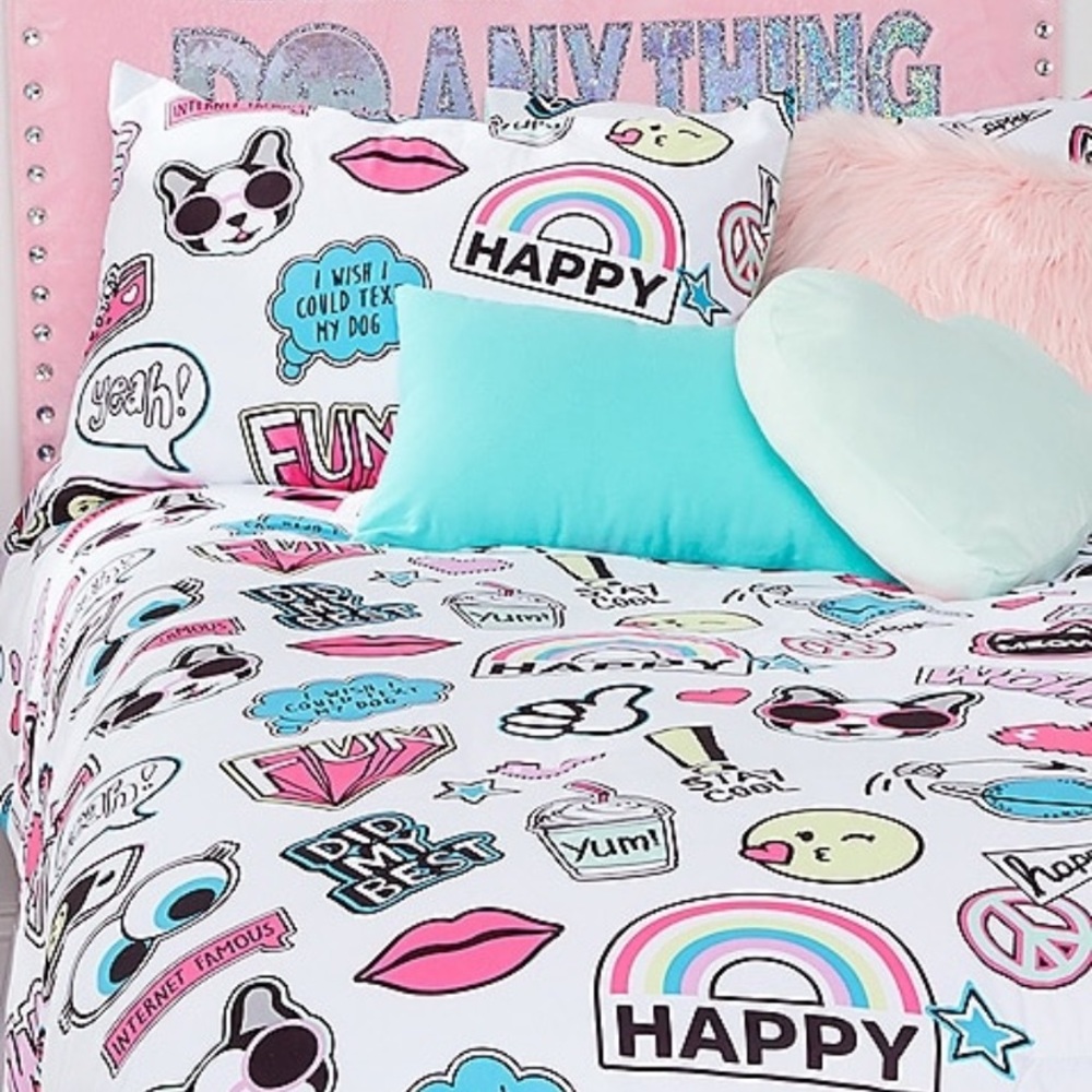 Justice Comforter set ( emoji) & light 1 comforter and 1 pillowcase